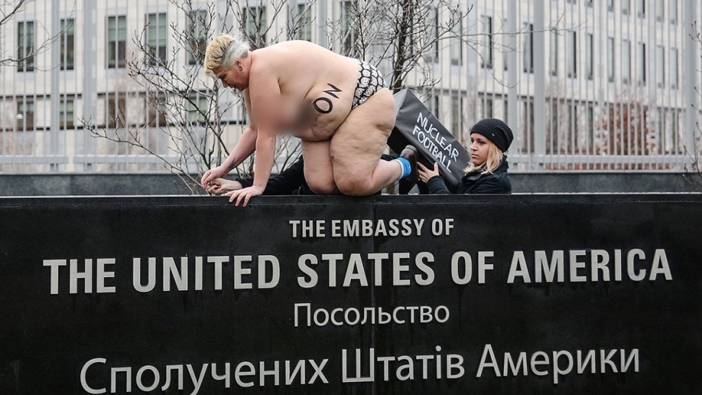 Femen в образе Трампа