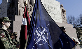 Pie Brīvības pieminekļa būs NATO militārās tehnikas izstāde un debesīs lidos iznīcinātāji