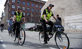 Rīgas pašvaldības policija par braukšanu pa sabiedriskā transporta joslām šogad sodījusi vairāk nekā 10 000 autovadītāju