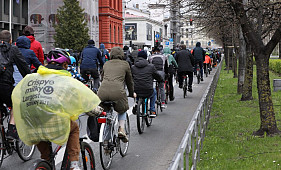 Vairāki simti velosipēdistu Rīgā devušies tradicionālajā «Kritiskās masas» velobraucienā