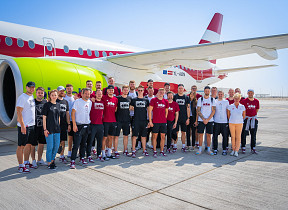 «airBaltic» lidmašīna ar Latvijas vīriešu basketbola valstsvienību veiks goda loku ap Rīgu