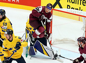 Latvijas hokejisti pārliecinoši zaudē Zviedrijai