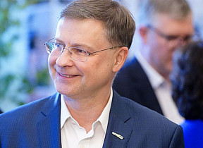 Dombrovskis atteiksies no EP deputāta mandāta