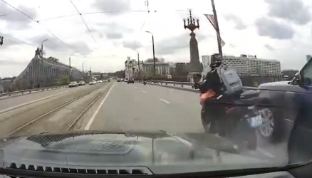 Uz Akmens tilta bojāgājušais motociklists braucis bez tiesībām