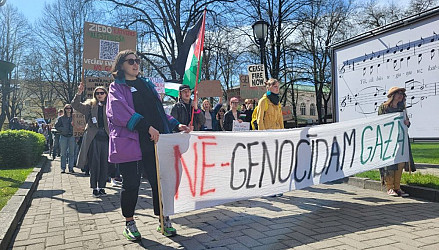 Gājienā palestīniešu atbalstam Rīgā pulcējušies apmēram 100 cilvēku