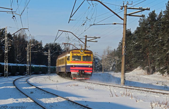 Поезд на перроне фото