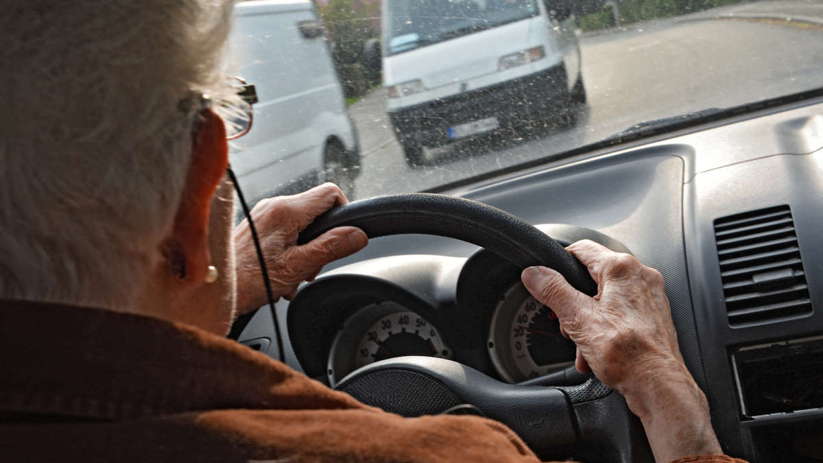 Езжу и буду ездить»: 83-летняя водительница сбила пенсионерку, лишилась  прав, но села за руль и без них - Press.lv