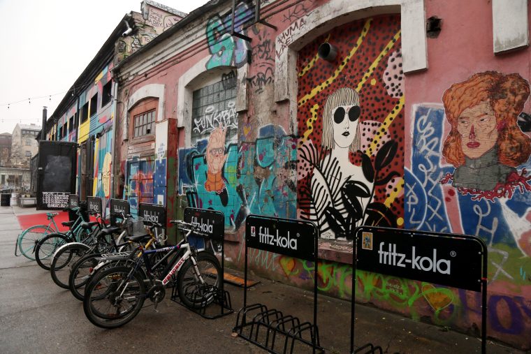 Рижан заставят стирать граффити? Рижская дума придумала новые правила по уходу за зданиями