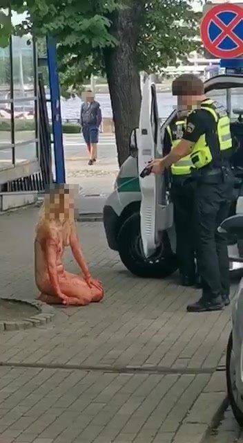 В Ставрополе задержали голую женщину и мужчину с игрушечным пистолетом :: Ru