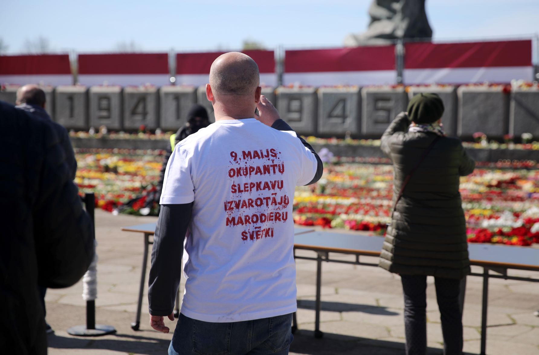 9 мая планируют. Памятник человеку. Монумент в парке Победы с людьми.