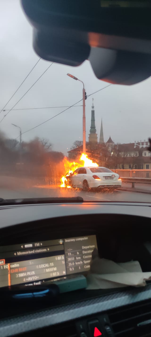 На Вантовом мосту горела машина: движение было парализовано (ФОТО, ВИДЕО) -  Press.lv