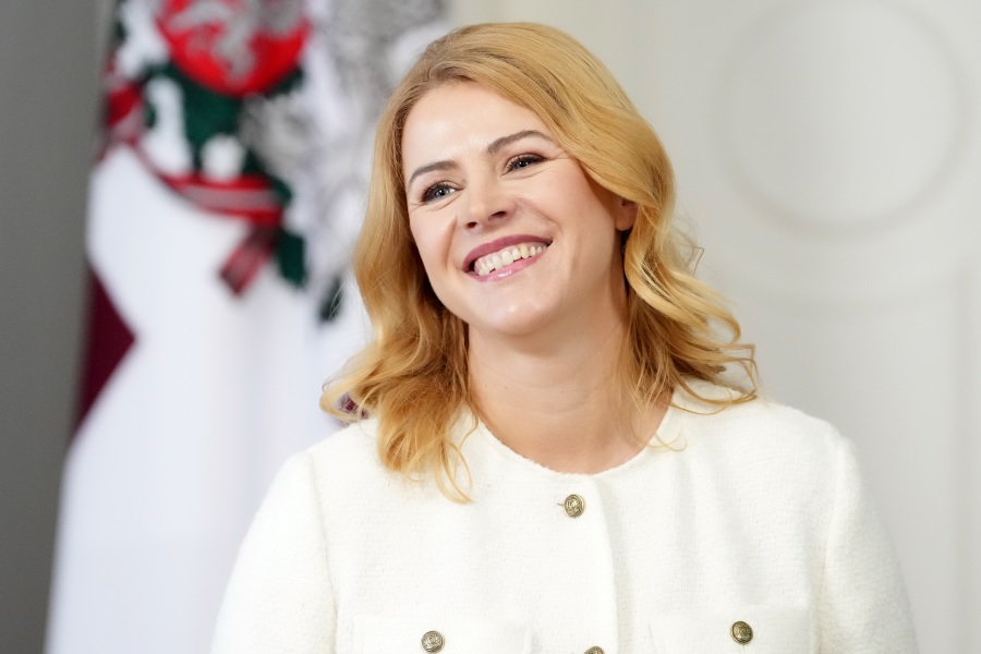 Силиня воплощает в жизнь мечту деревенской девушки: премьера пожурили ...