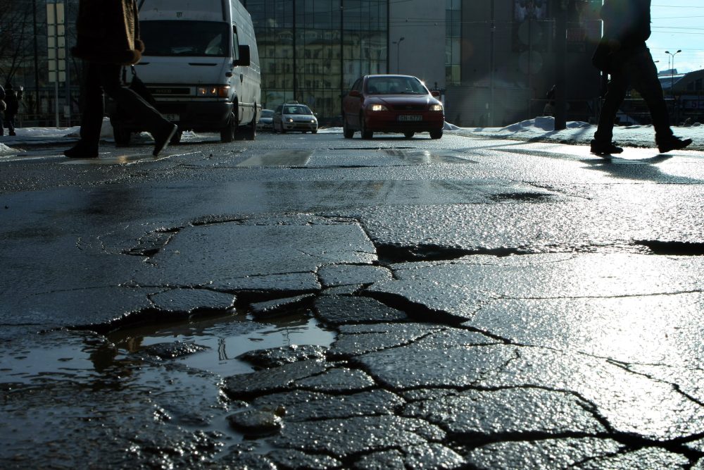 Мало кто решается судиться из-за пробитого колеса: юрист рассказал, как ...