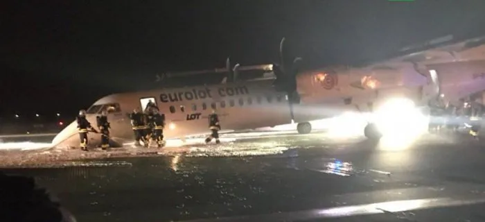 В Варшаве пассажирский самолет приземлился на брюхо
