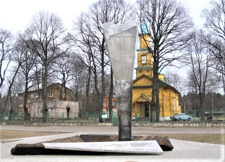 памятник,