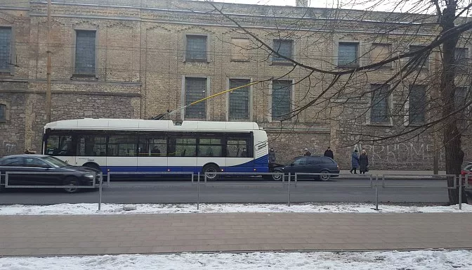 riga-bmw-ietriecies-trojelbusa