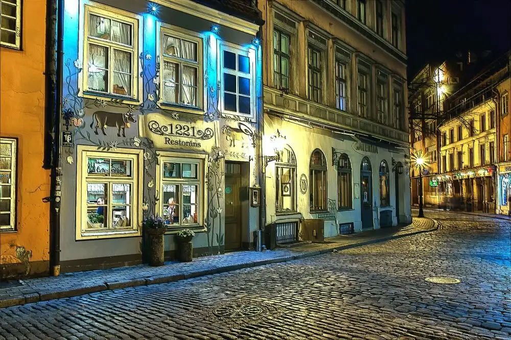 Latvijas tūrisma mītnēs viesu pavadīto nakšu skaits piecos mēnešos samazinājies par 2,1%