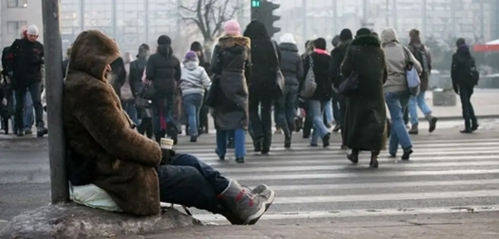 «Я все делаю на ощупь». Бездомный поселился в туннеле под домом и пугает жителей Болдераи