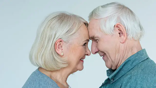 Вторжение: маме — 68, привела домой престарелого мужика от которого нас тошнит. Что делать?