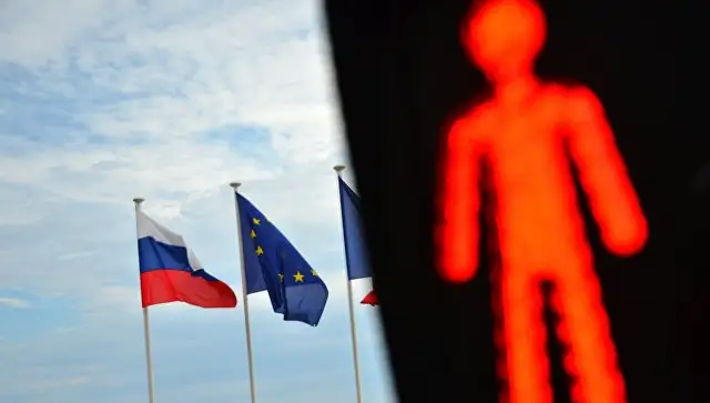 ЕС ввел санкции против 22 банков РФ и режиссера Шахназарова