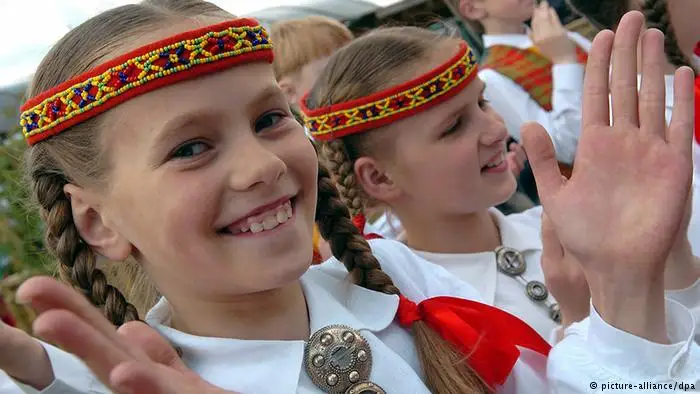Amerikas Latviešu apvienība ziedo 100 000 dolāru latviešu skolām un vasaras nometnēm ASV