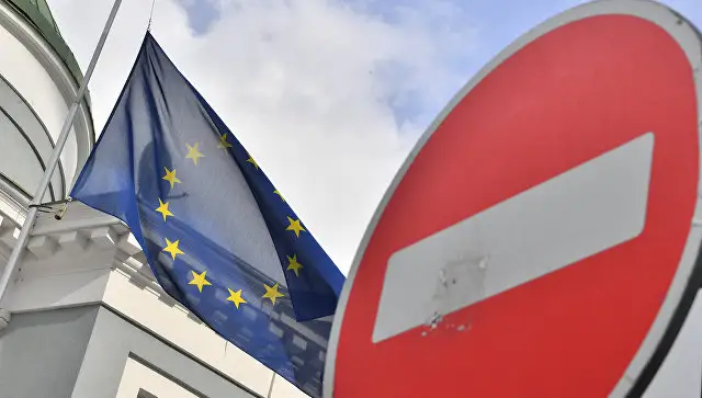 «Bloomberg»: ES plāno stingrākas sankcijas Krievijas bankām un naftas nozarei