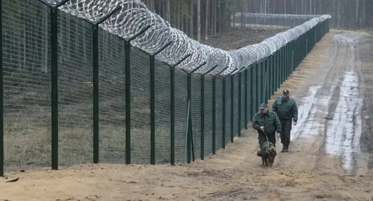 Slovēnija dāvina Latvijai 5 kilometrus dzeloņstiepļu žoga robežas aizsardzībai