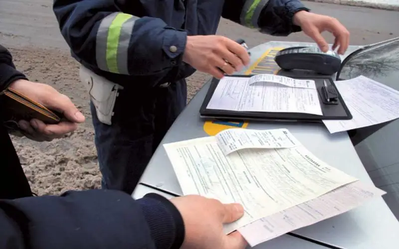 Mātei draud 70 eiro sods par bērna atstāšanu automašīnā pie veikala