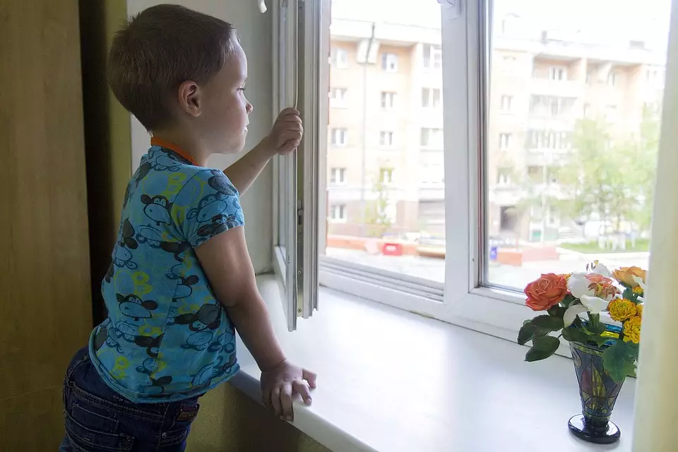 Šovasar NMPD mediķi piecas reizes steigušies pie bērniem, kuri izkrituši pa logu
