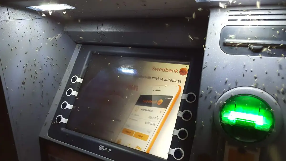 Из банкоматов Swedbank исчезла полюбившаяся многим услуга