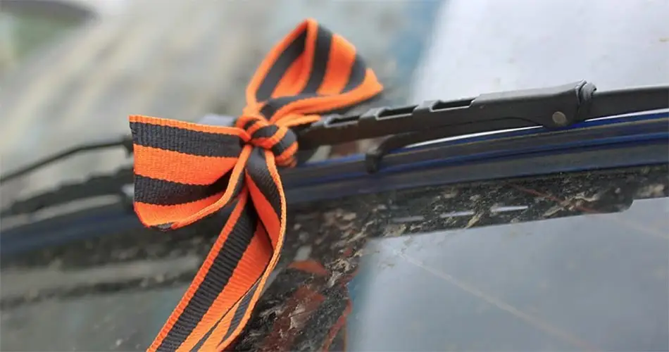 Деревья в Иманте украшены георгиевскими ленточками: жители в шоке