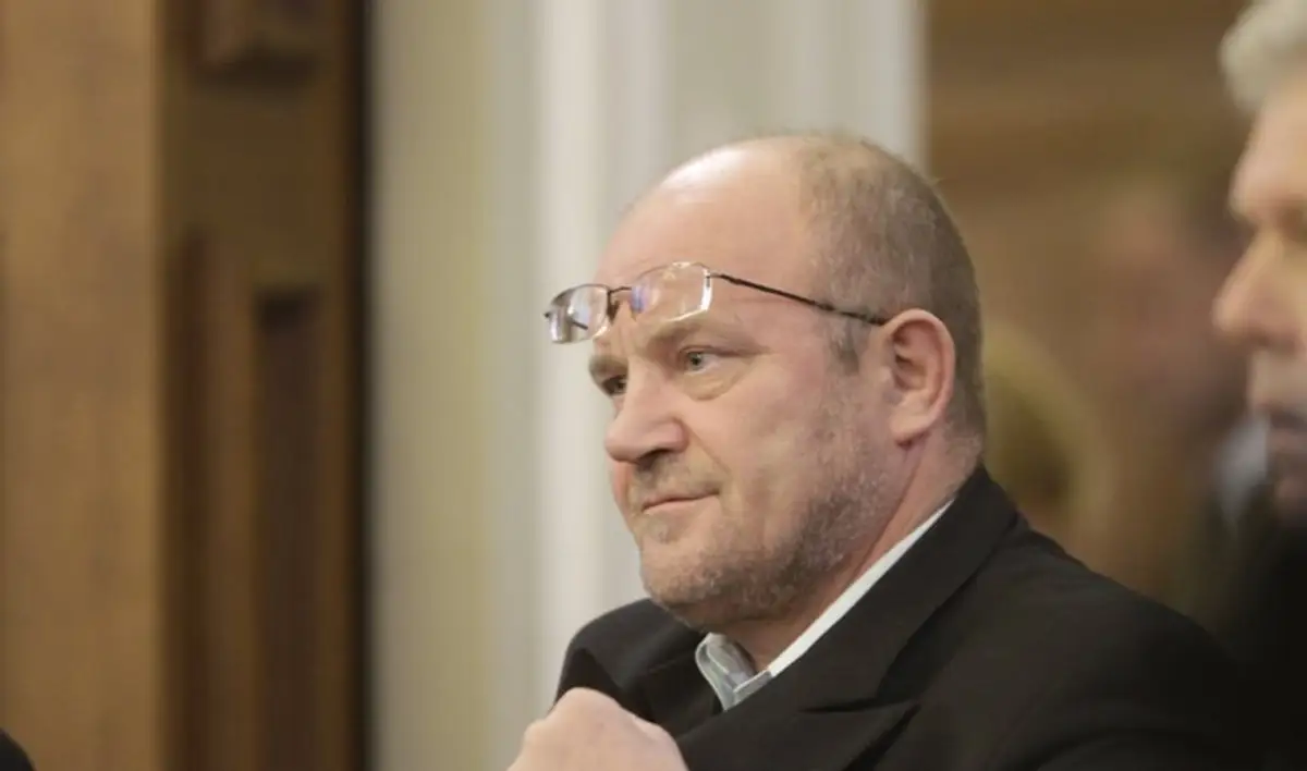 Ādamsonam pagarina apcietinājumu, dodot iespēju izkļūt brīvībā pret 30 000 eiro drošības naudu