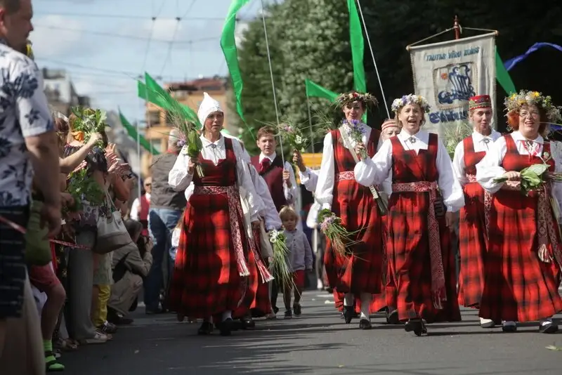 Esplanādē atklās Dziesmu un deju svētku virsdiriģentu un virsvadītāju portretu izstādi