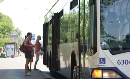 Rīgas svētkos sabiedriskais transports un autostāvvietas būs bez maksas