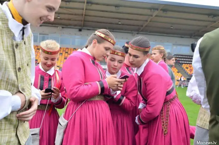 Nākamnedēļ visās Latvijas pašvaldībās sāks Skolu jaunatnes dziesmu un deju svētku norisi