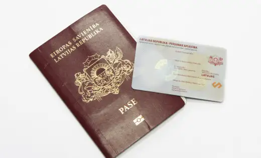Мужчина в Риге попытался проголосовать, предъявив пенсионное и тренерское удостоверения