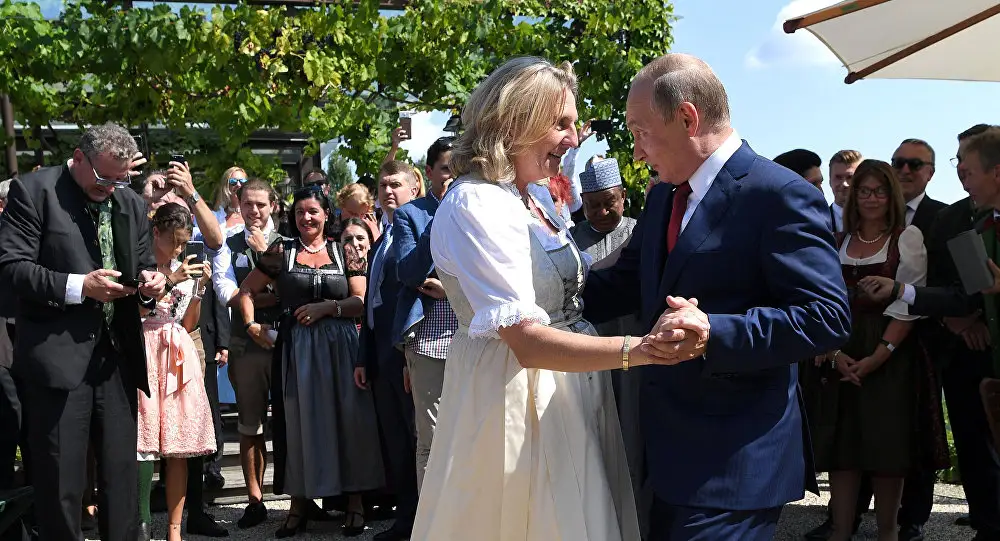 Танцевавшая с Путиным австрийский министр покинула Австрию из-за угроз