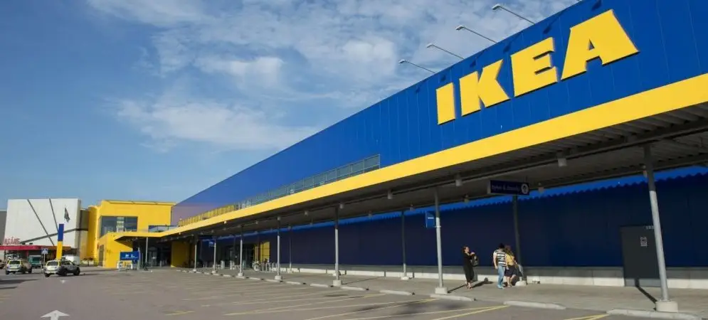 «IKEA» arī pēc darba atsākšanas klātienē turpinās piedāvāt bezontakta saņemšanu attālināti iegādātām precēm