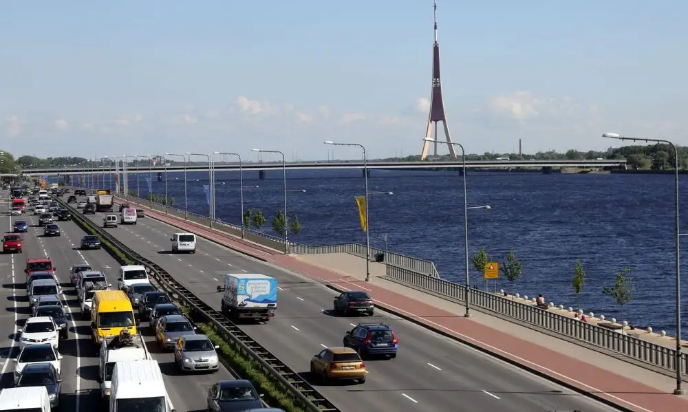 На огромной скорости «BMW» маневрировала на трассе, влетела в бордюр и пять раз перевернулась: авария на Краста