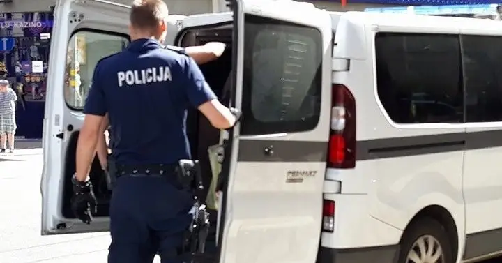 Rīgā sabiedriskā transporta pieturā sievietei iesit pa galvu un nolaupa mantas