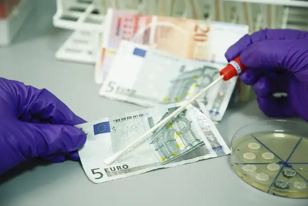 Jelgavā pie personas atrod vairākus desmitus viltotu 20 un 50 eiro banknošu