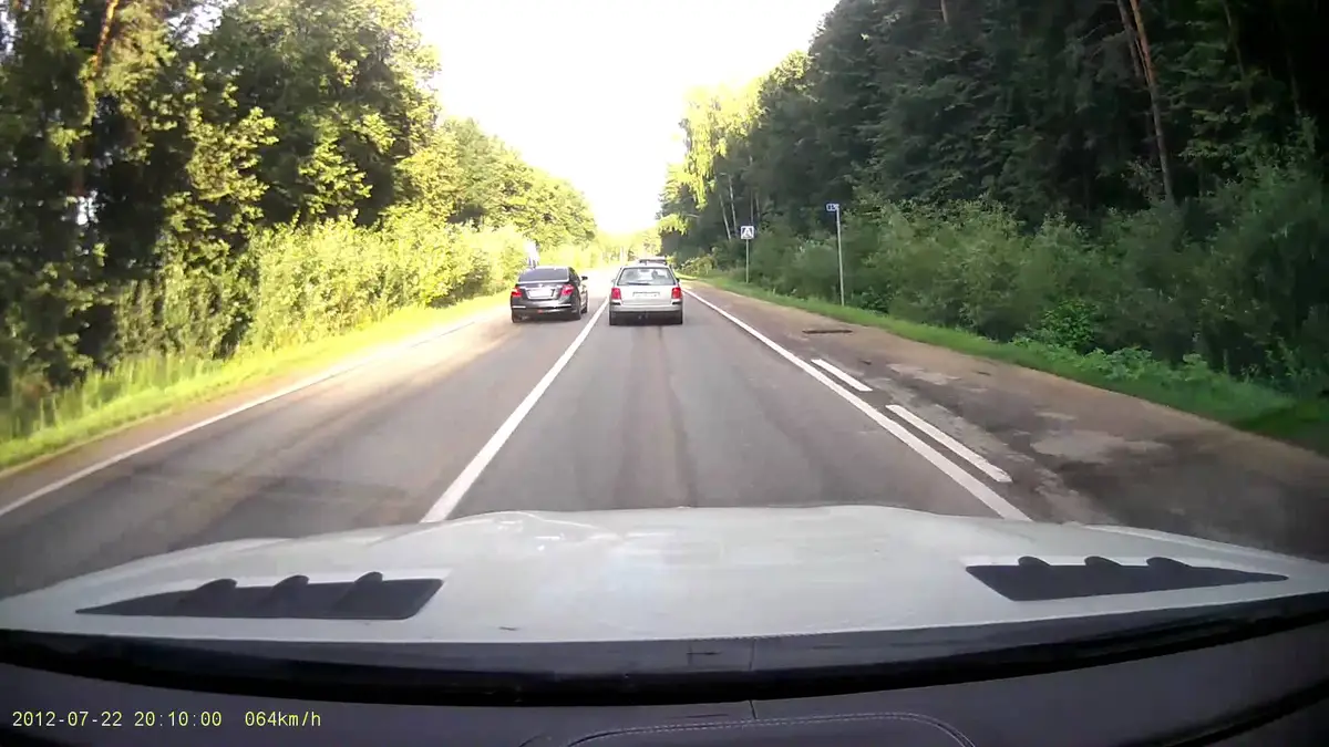 Aptauja: Latvijā 66% autovadītāju mēdz braukt agresīvi