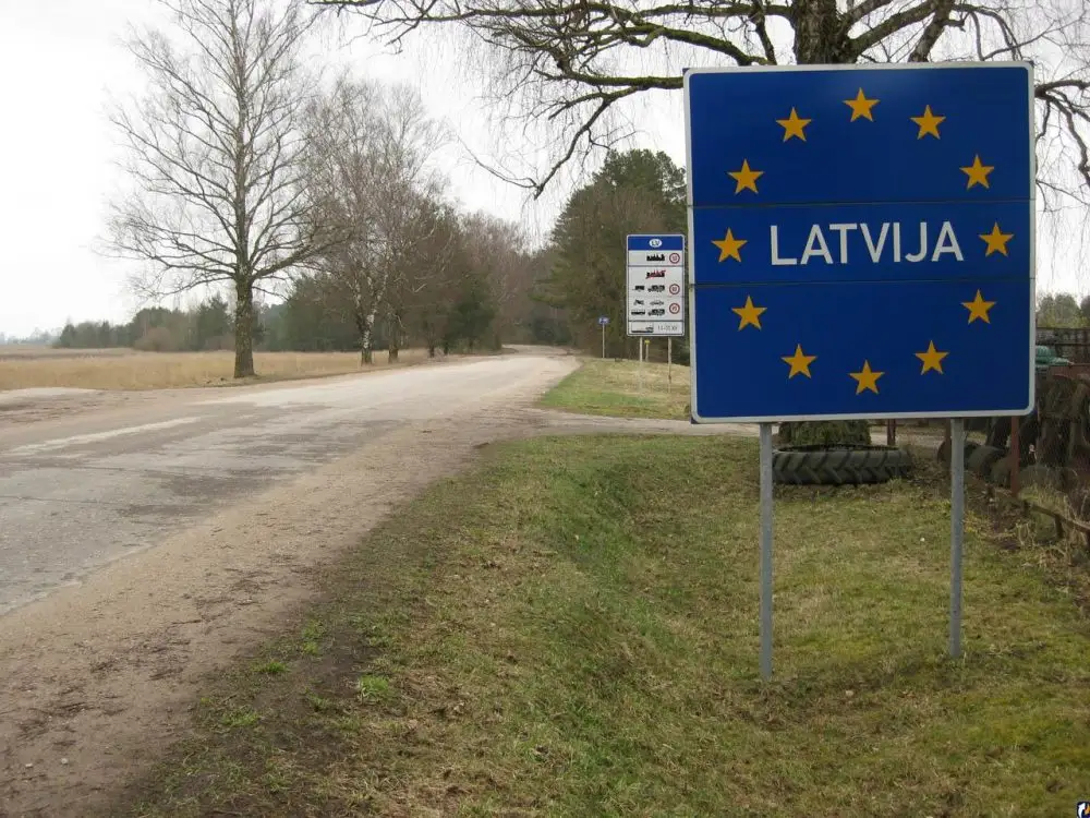 Готовьтесь выехать из Латвии: УДГМ предупредило 3255 латвийских граждан РФ