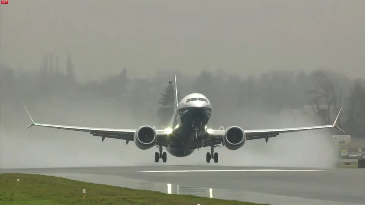 Новая авария с Boeing: на взлете самолет потерял колесо шасси