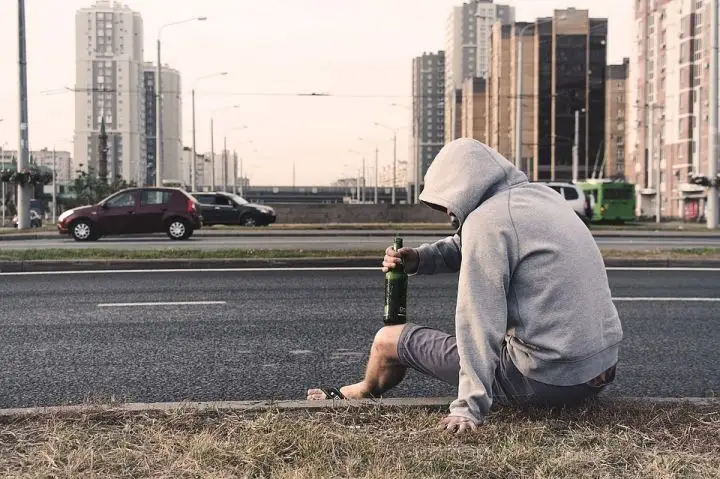 Aptauja: Kopš pandēmijas sākuma 17% Latvijas iedzīvotāju sākuši biežāk lietot alkoholu