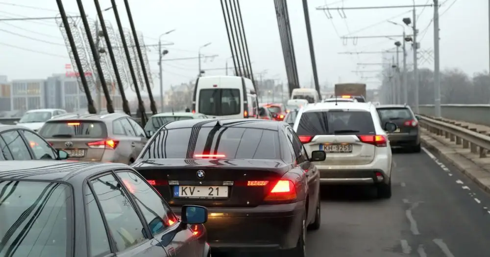 Рига встала в пробках: закрытая набережная и ДТП на мосту