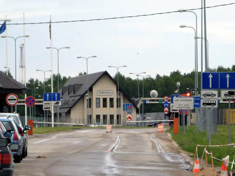 Bojājot barjeras, Tadžikistānas pilsonis ar «Lexus» nelikumīgi šķērso valsts robežu