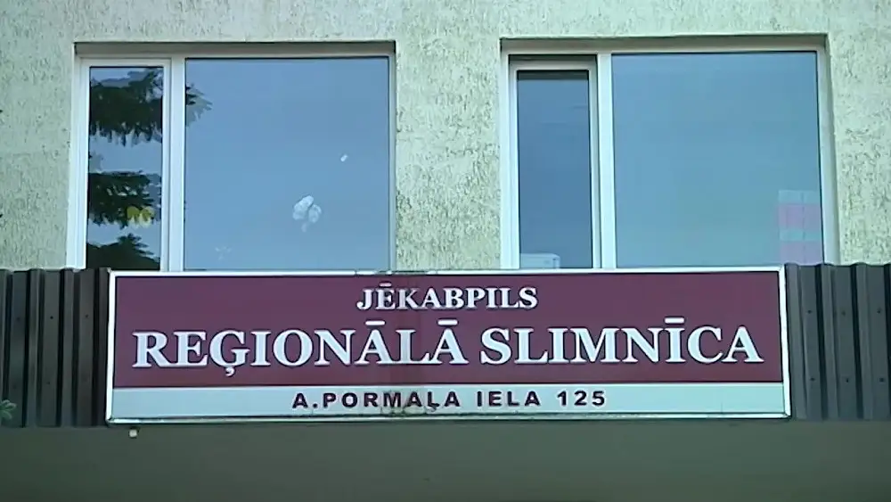 «Сама себя зашью!» Вся приемная в крови: в больнице Екабпилса напали на врача