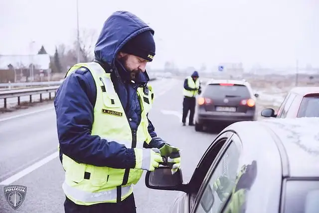 Настолько пьяные, что пришлось отбирать машины: сводка дорожной полиции