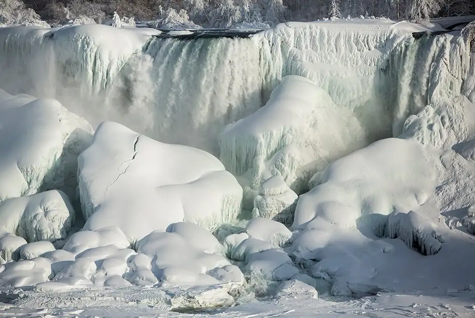 Как в сказке: замерзла часть Ниагарского водопада (ФОТО, ВИДЕО)